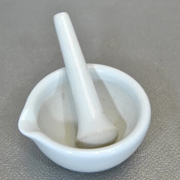 gebrauchte Porzellan-Reibschale mit Pistill 65  mm innen rau